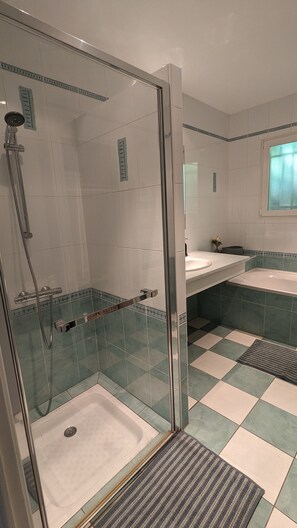 Hair dryer, soap, toilet paper - 4 bedroom villa with swimming pool, in a large lush garden, 3km from the beaches (Messanges)