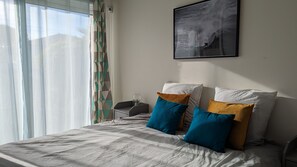 4 bedrooms, travel crib, WiFi