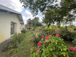 Property grounds - 4 bedroom villa with swimming pool, in a large lush garden, 3km from the beaches (Messanges)