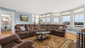 Tv, eldstad och kontor