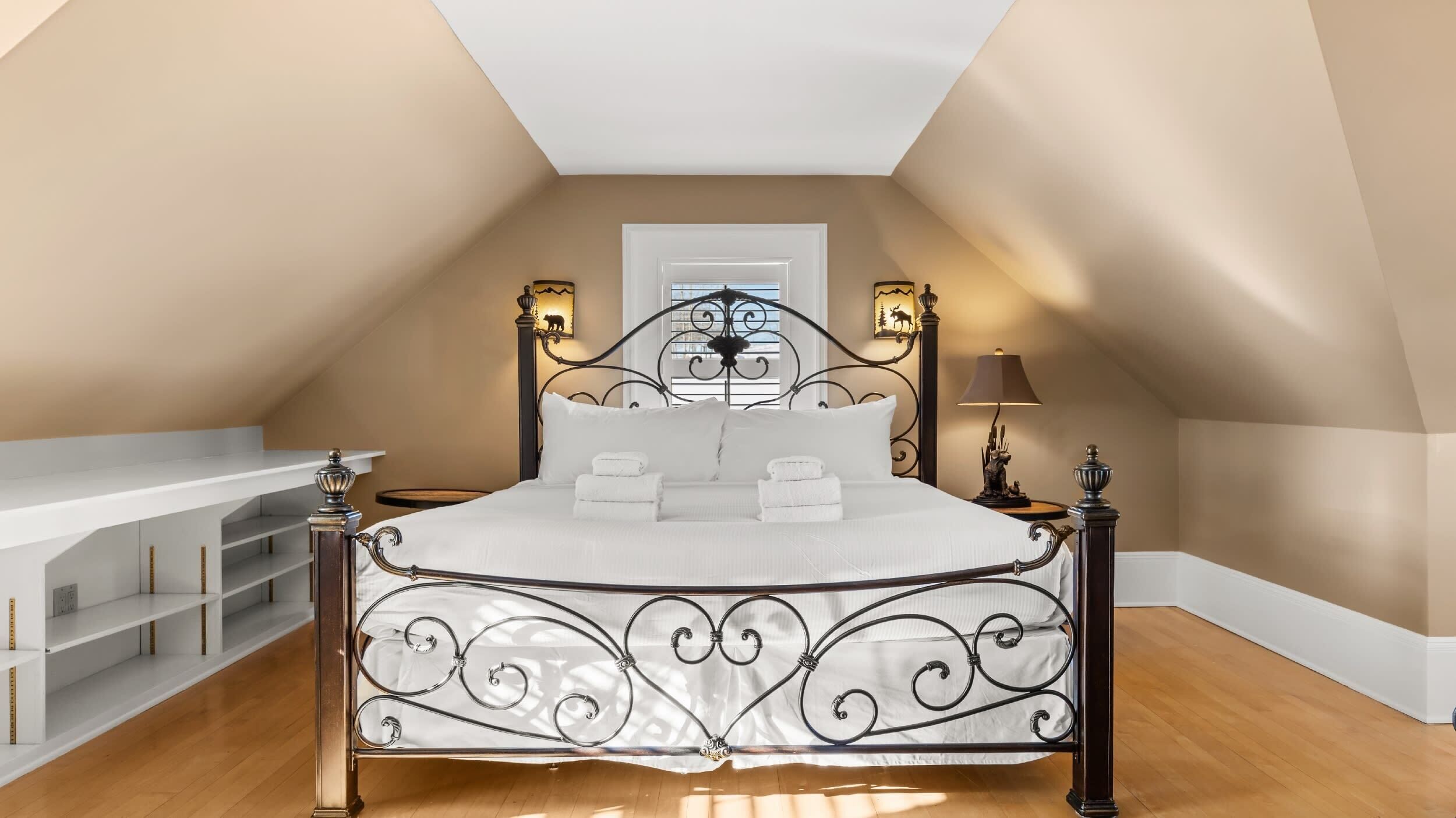 5 makuuhuonetta, työpöytä, Wi-Fi, vuodevaatteet