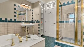 Dusch, hårtork och handdukar