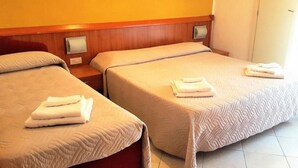 Basic Triple Room | Egyptian cotton sheets, premium bedding, down comforters, in-room safe - hotel bengasi (Rimini)