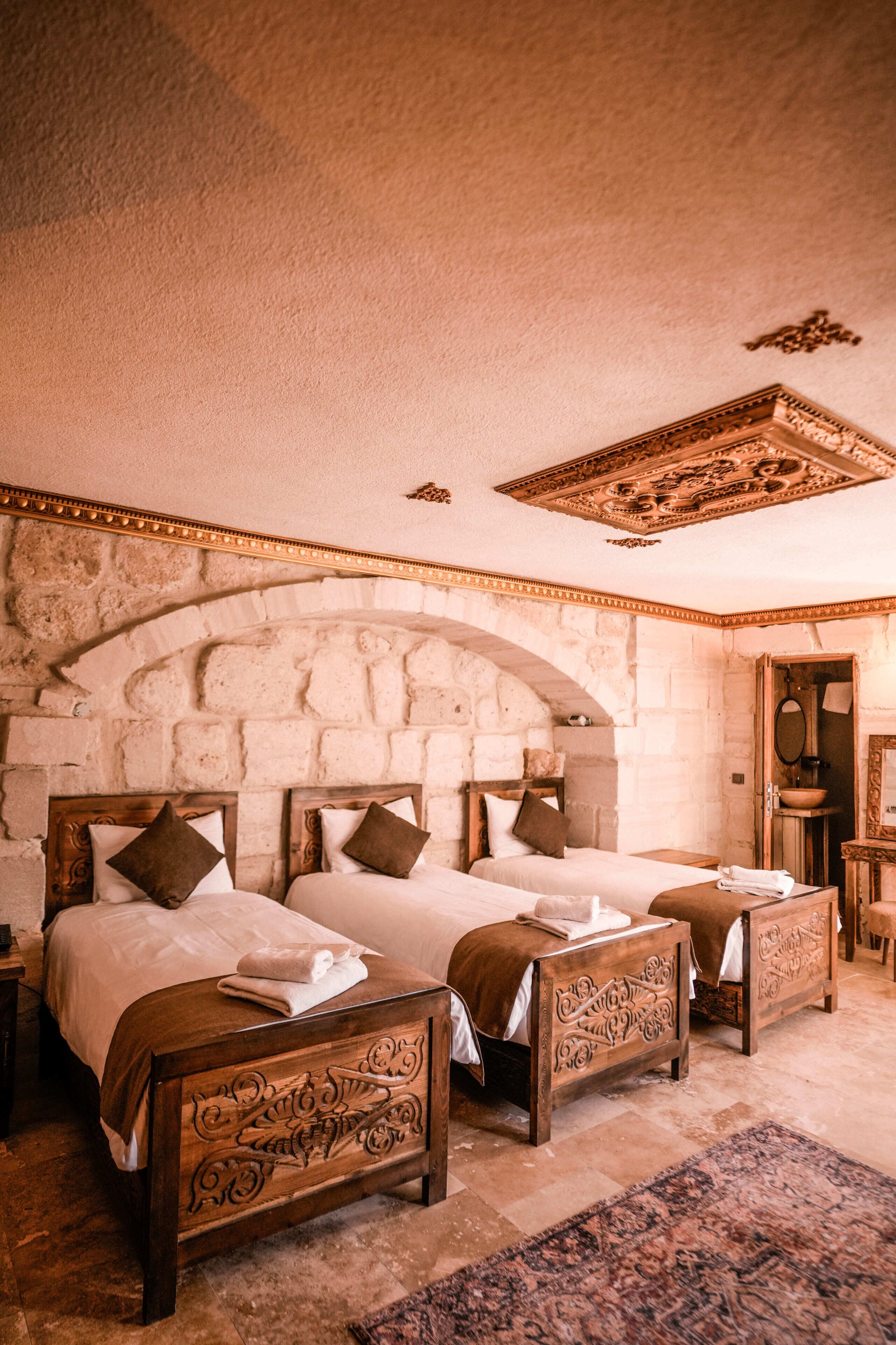 Triple Stone Room | Egyptinpuuvillaiset lakanat, ylelliset vuodevaatteet, untuvapeitot