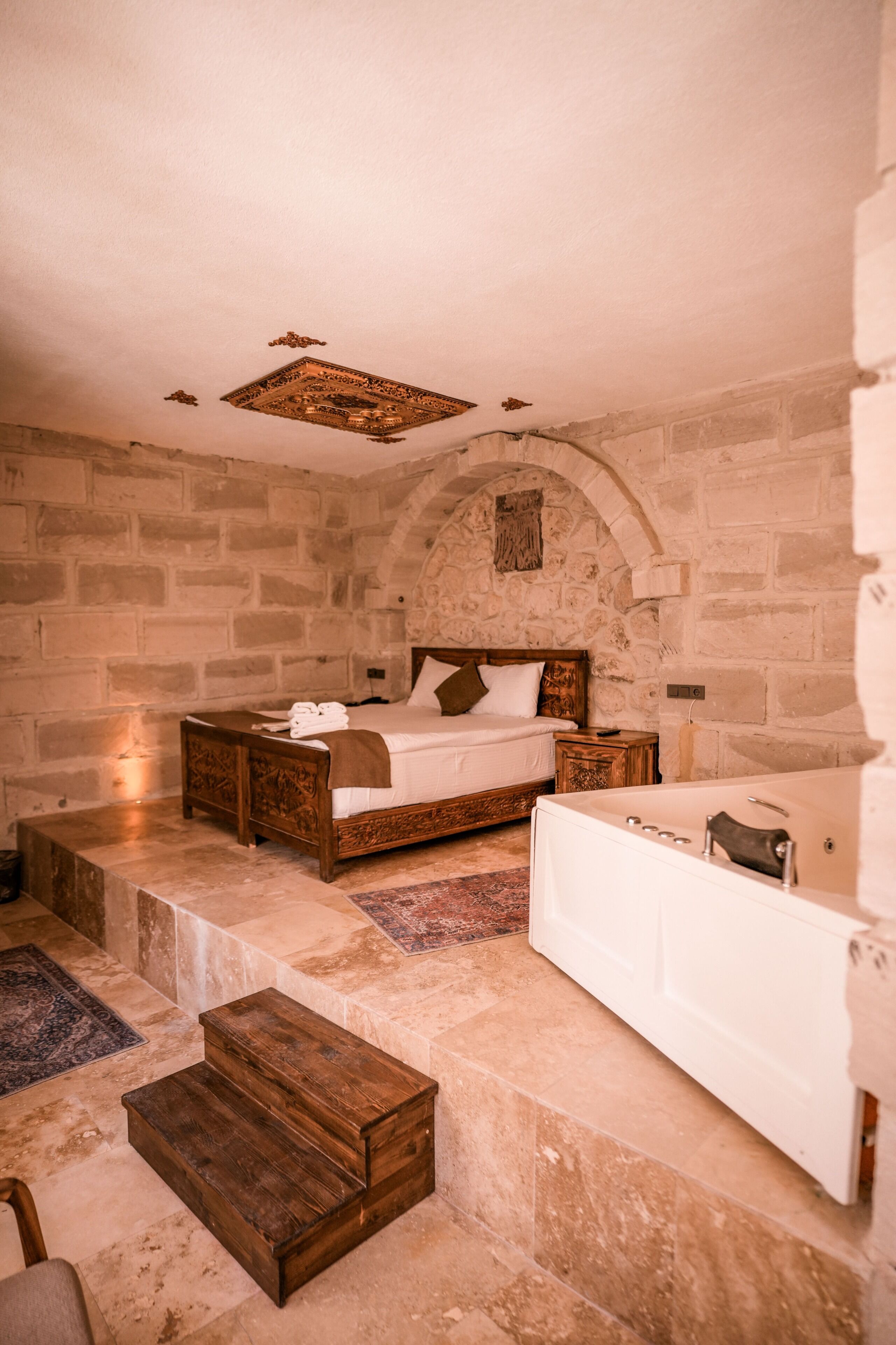 Junior Stone Suite With Spa Bath | Egyptinpuuvillaiset lakanat, ylelliset vuodevaatteet, untuvapeitot