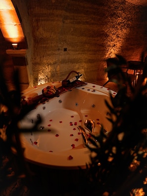 Luxury Studio Suite | Jetted bathtub