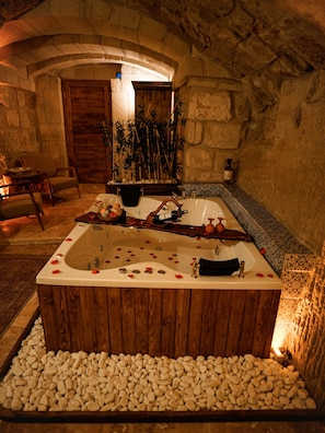 Suite estudio Royal | Bañera de hidromasaje