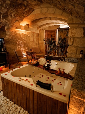 Royal Studio Suite | Jetted tub