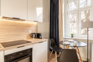 Estudio estándar | Cocineta privada | Refrigerador, parrilla de estufa y cafetera de espresso 