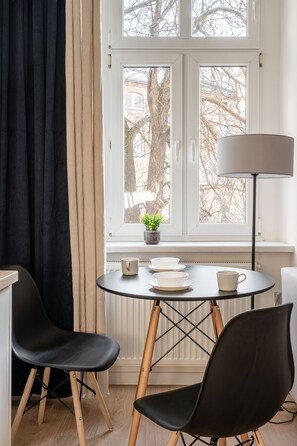 Standard-Studio | Essbereich im Zimmer