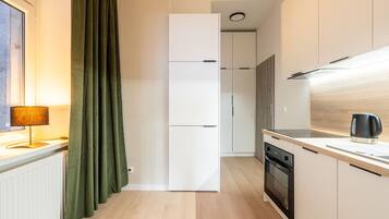 Studio phong cách cổ điển | Bếp riêng | Tủ lạnh, bếp nấu, dụng cụ pha espresso, ấm điện