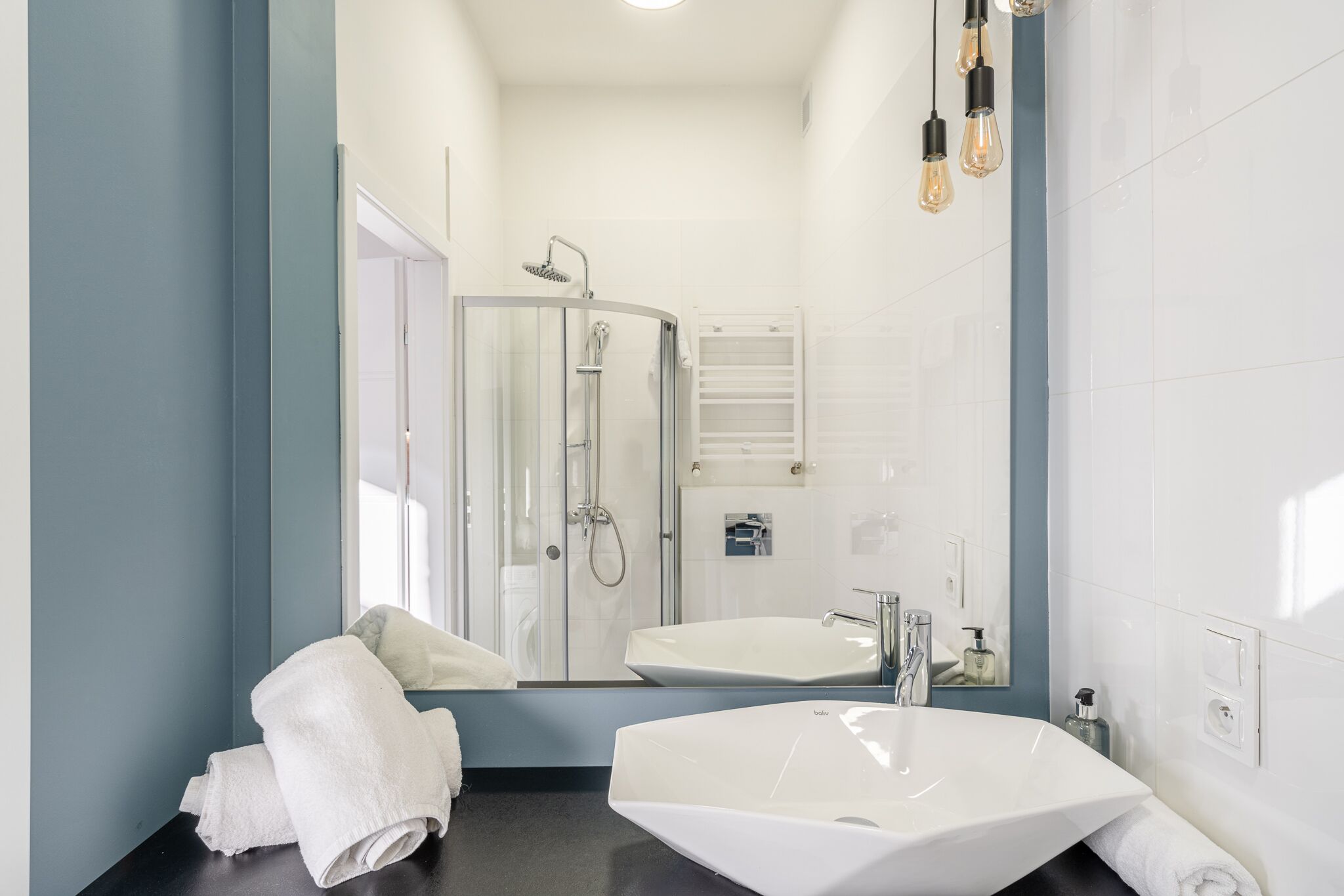 Estúdio standard | Banheiro | Chuveiro, secador de cabelo, toalhas de banho, sabonete