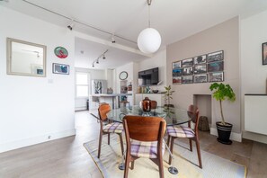 Apartamento | Área de estar | TV 37 polegadas com canais a cabo, Netflix, serviços de streaming
