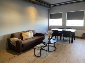 Apartamento superior | Zona de estar | Una televisión de pantalla plana