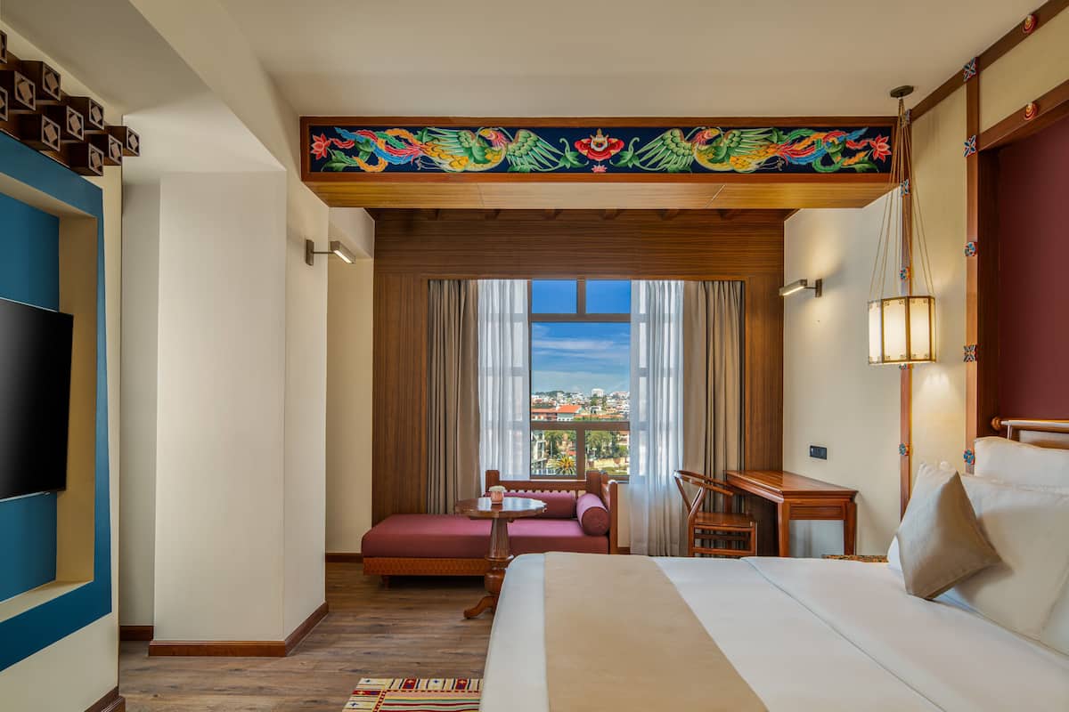 Festival Suite | Desk, soundproofing, WiFi (free), bed sheets