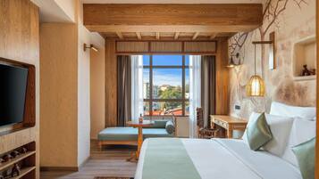 Desk, soundproofing, free WiFi, bed sheets