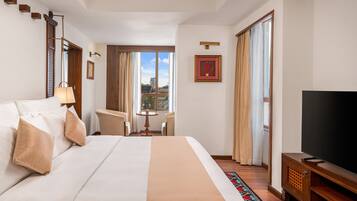 Platinum Suite | Desk, soundproofing, free WiFi, bed sheets