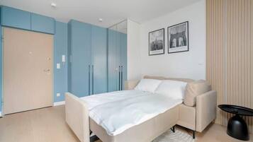 Iron/ironing board, WiFi, bed sheets