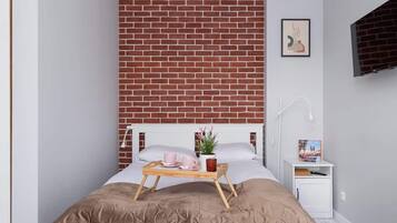 Iron/ironing board, WiFi, bed sheets