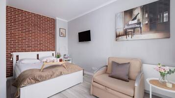 Iron/ironing board, WiFi, bed sheets