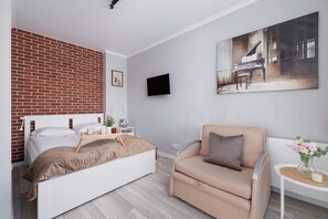 Een strijkplank/strijkijzer, wifi, beddengoed