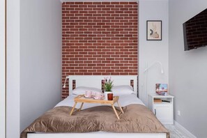 Iron/ironing board, WiFi, bed sheets