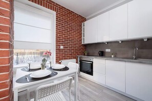 Een koelkast, een microgolfoven, een oven, een kookplaat