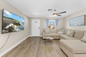 TV - Private Seminole Pool Home l Just minutes to the beach! (Seminole)