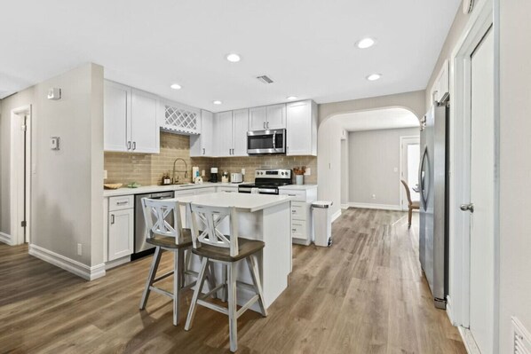 Een koelkast, een magnetron, een oven, een kookplaat