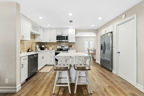 Een koelkast, een magnetron, een oven, een kookplaat