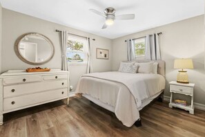 3 bedrooms, desk, iron/ironing board, free WiFi - Private Seminole Pool Home l Just minutes to the beach! (Seminole)