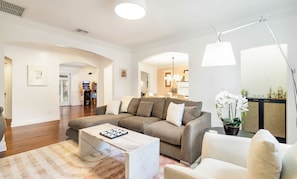 Smart TV, chimenea, futbolito y oficina 