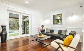 Smart-TV, Kamin, Tischfußball, Arbeitsbereiche