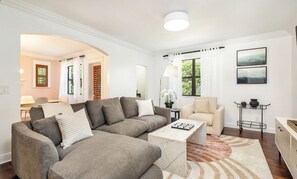 Een smart-tv, een open haard, tafelvoetbal en een kantoor