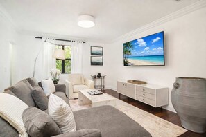 Smart-TV, Kamin, Tischfußball, Arbeitsbereiche