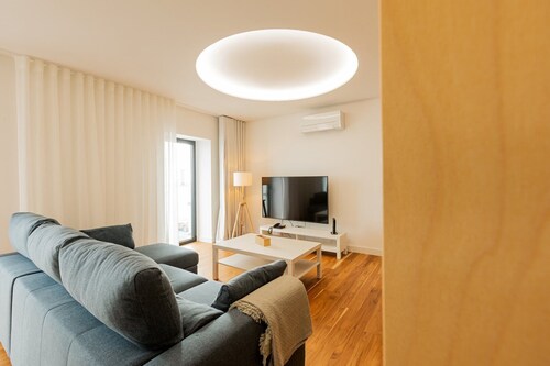 CRF Spacious Marina Home, 3BR, Waterfront Downtown