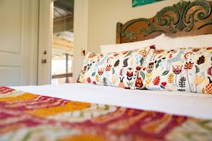 Skrivebord, strykejern/-brett, reiseseng for barn og wi-fi