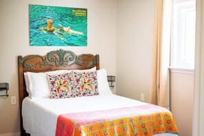2 bedrooms, desk, iron/ironing board, travel crib - Chickadees Stay: Private Tub, Chiminea & Pool (San Marcos)