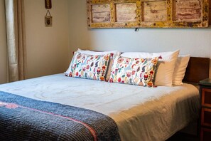 Bureau, fer et planche à repasser, lit parapluie, Wi-Fi