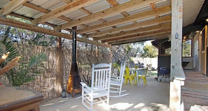 Chickadees Stay: Private Tub, Chiminea & Pool