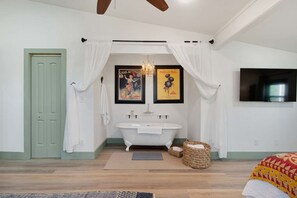 2 bedrooms, desk, iron/ironing board, travel cot - Goat-Tastic Retreat: Tub, Fire Pit, Porch & Pool (San Marcos)