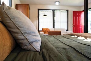 1 soverom, skrivebord, strykejern/-brett og reiseseng for barn