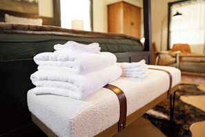 1 間睡房、書桌、熨斗/熨衫板、可攜式嬰兒床