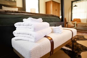 Skrivebord, strykejern/-brett, reiseseng for barn og wi-fi