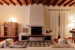TV, fireplace, books - WelcomeBuddy - Traumgarten Rustic House (Sunset) (Ponta Delgada)