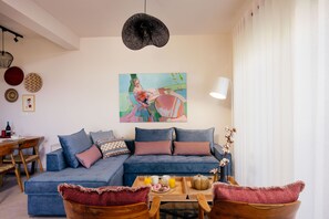 Een smart-tv, boeken en een computerscherm