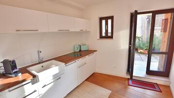 Kühlschrank, Geschirrspüler, Wasserkocher, Toaster