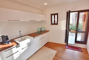 Réfrigérateur, lave-vaisselle, bouilloire électrique, grille-pain