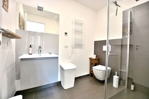 Shower, towels - Casetta Renzi with Terrace (Calmasino)