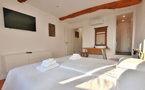 1 slaapkamer, een strijkplank/strijkijzer, gratis wifi, beddengoed